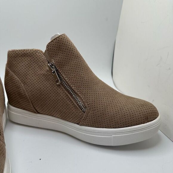 CUSHIONAIRE Women's Hart Hidden Wedge Sneaker 6 TAN - Picture 6 of 7